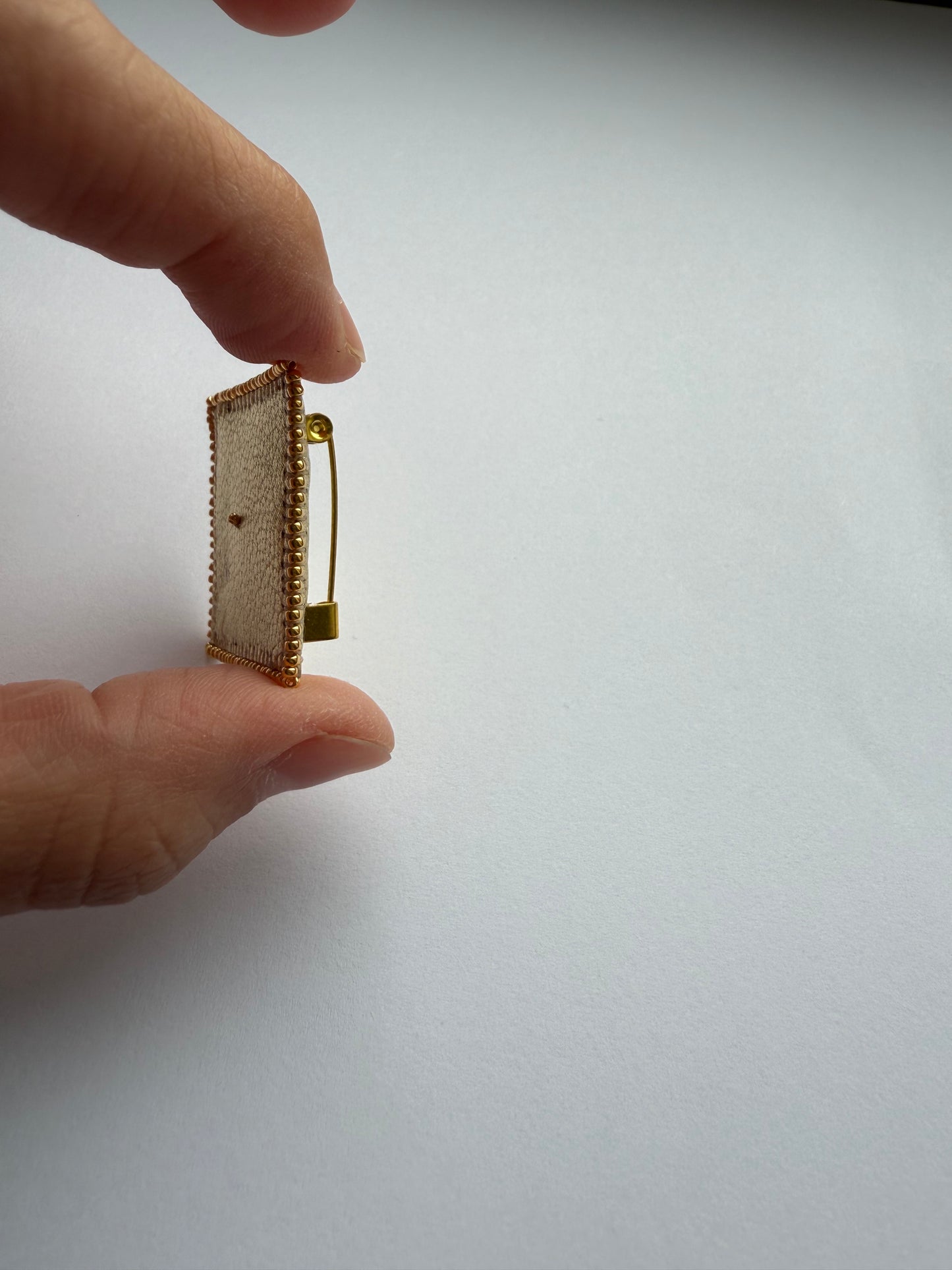 Object Unit 1.003 — One Gold. Focus