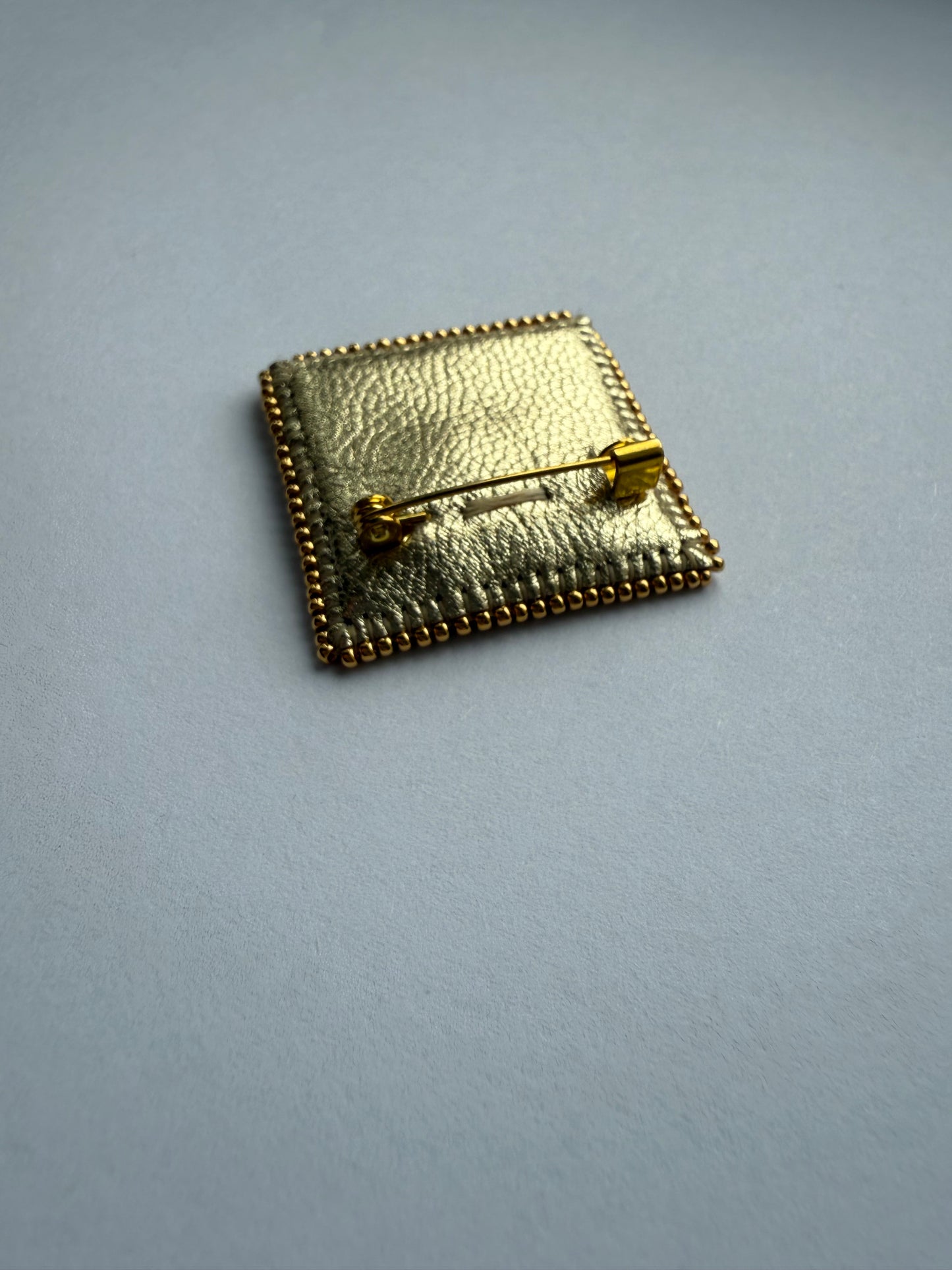 Object Unit 1.003 — One Gold. Focus