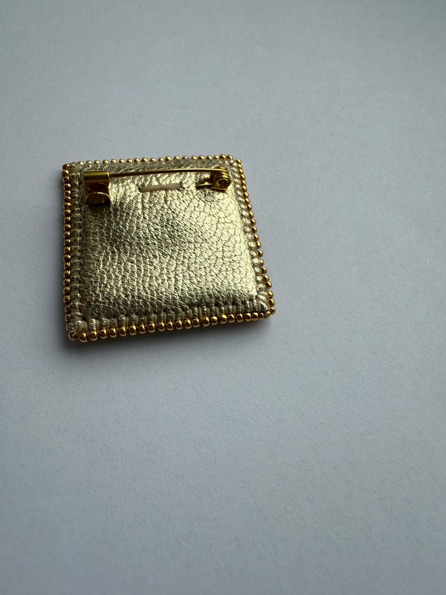 Object Unit 1.003 — One Gold. Focus