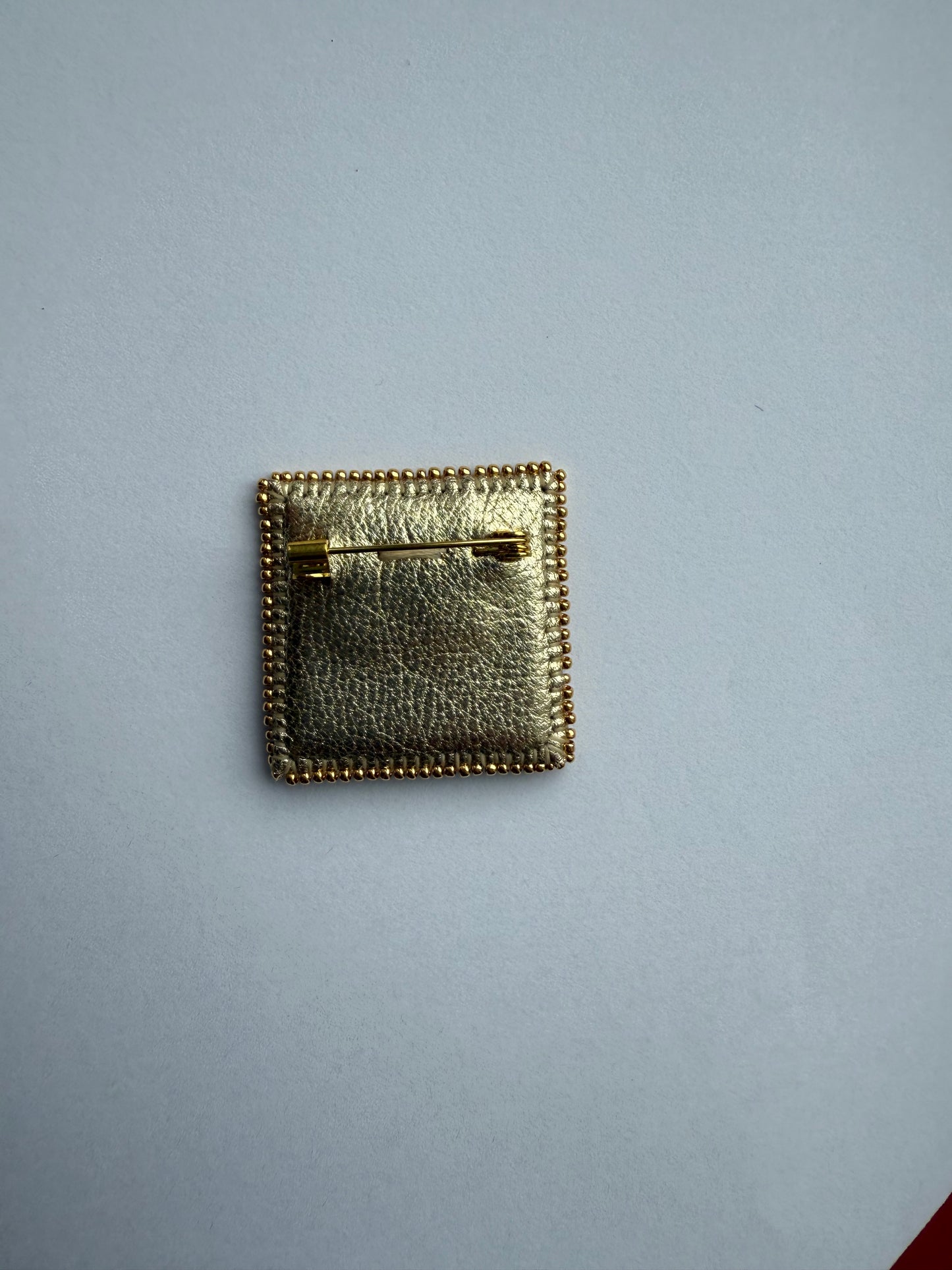 Object Unit 1.003 — One Gold. Focus