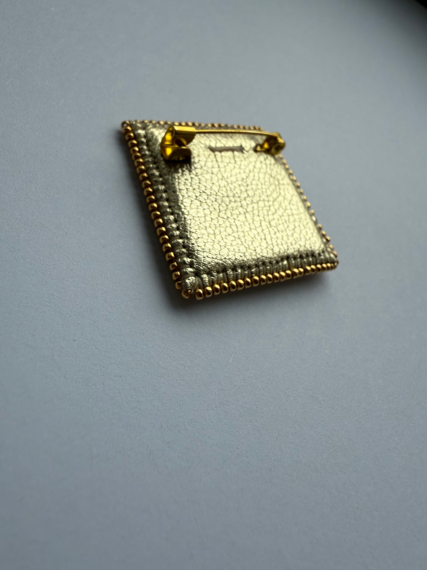 Object Unit 1.003 — One Gold. Focus