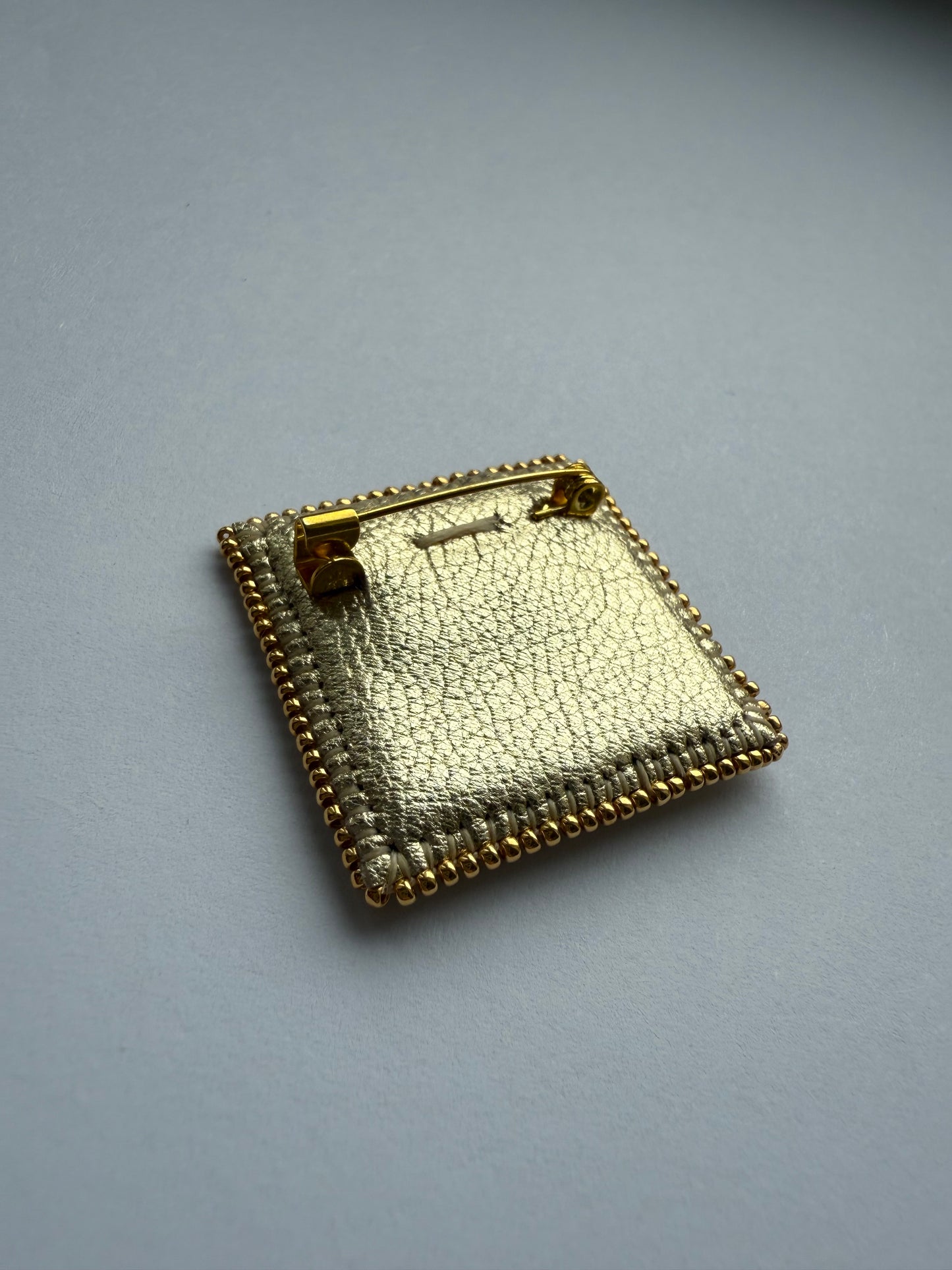 Object Unit 1.003 — One Gold. Focus