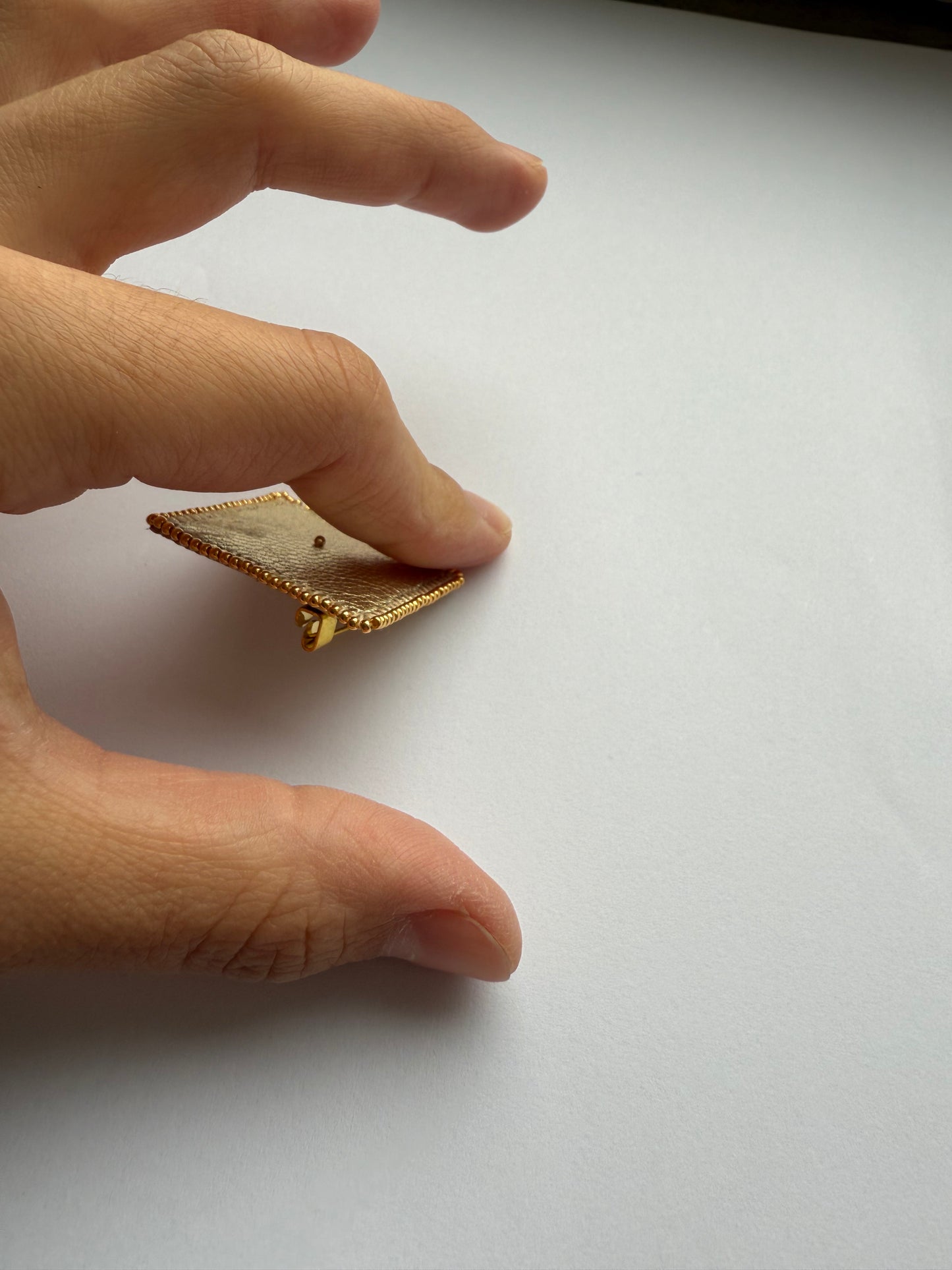 Object Unit 1.003 — One Gold. Focus